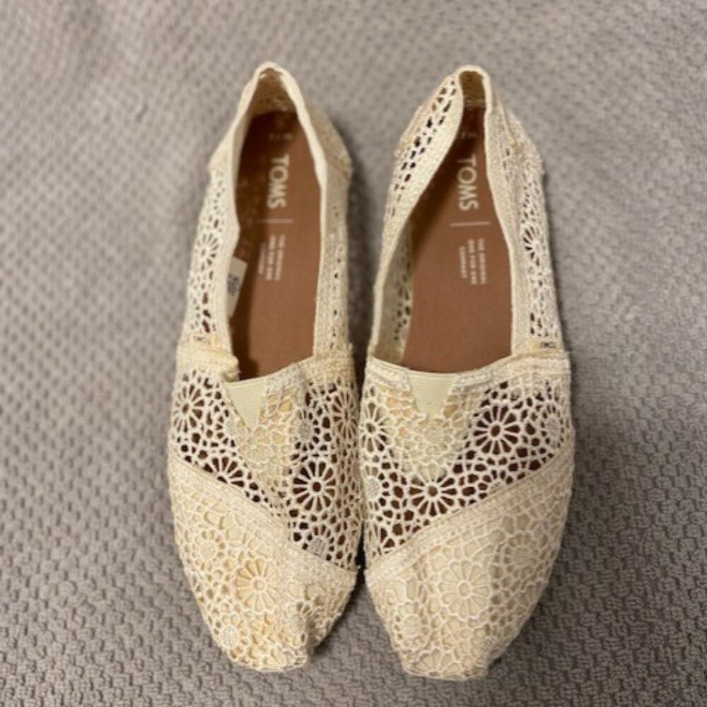 Cream Lace Toms shoes Size 7.5